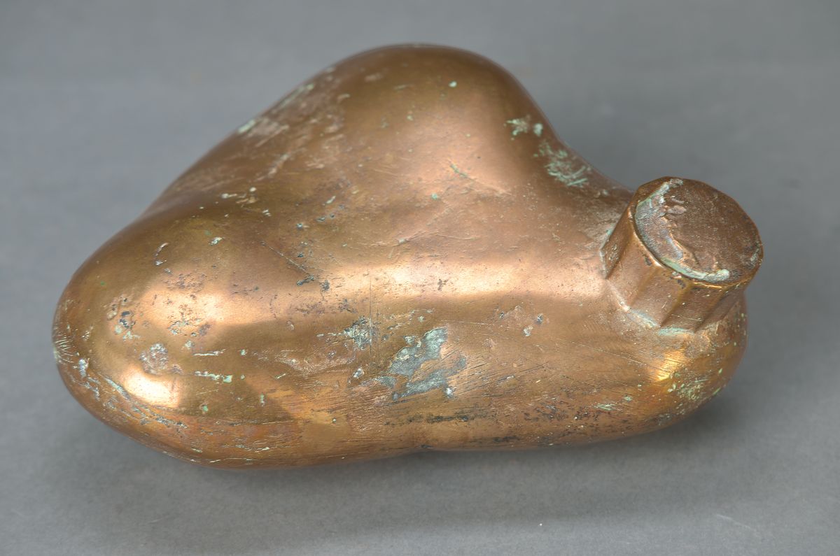 Wolf Spitzer, geb. 1940 Speyer, Stilisierter Herzbeutel, Bronzeguß, monogrammiert und dat. 82, ca. 7x15x15cm