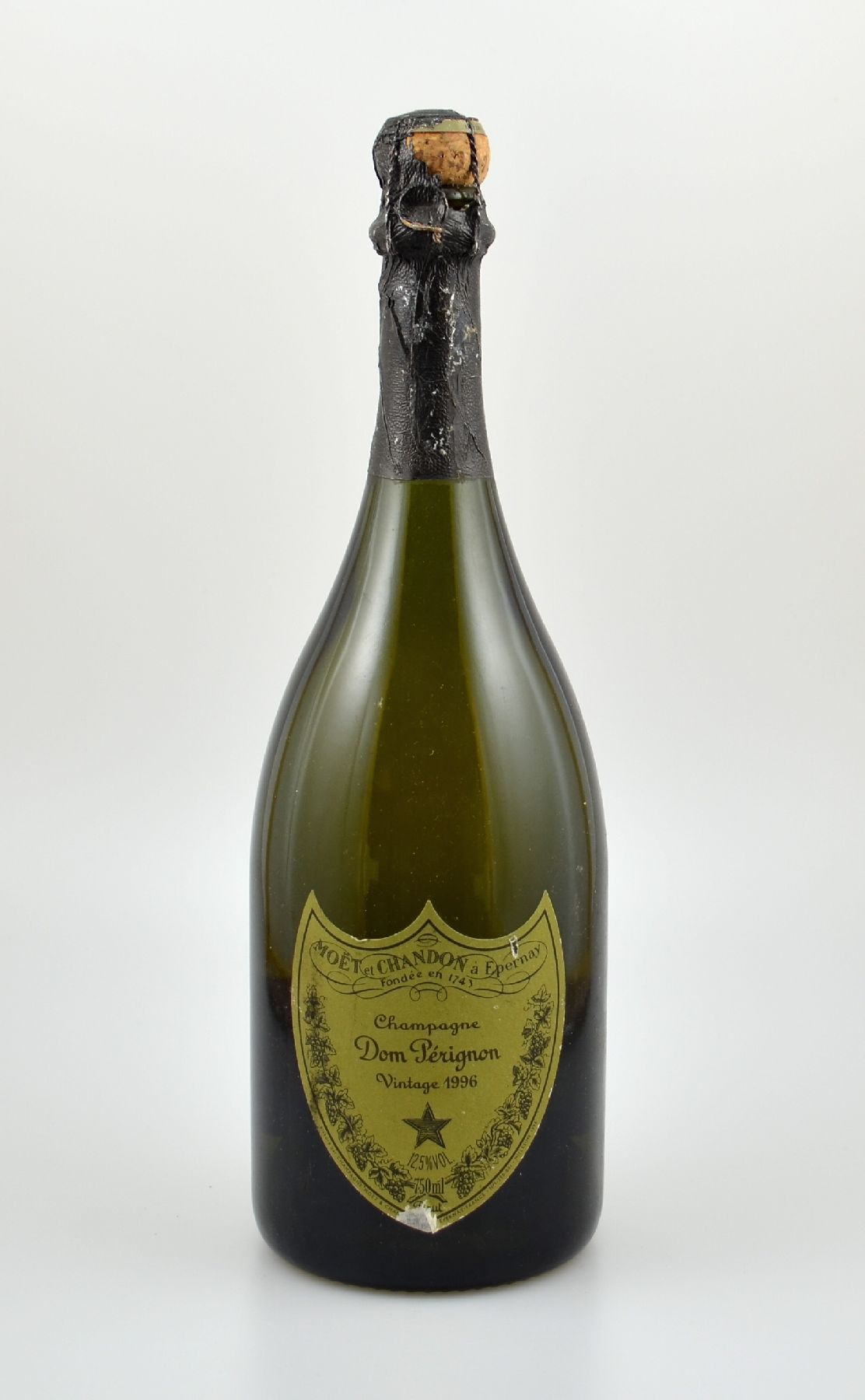 1 Flasche 1996 Dom Perignon, Brut, ca. 75 cl, 12,5 % Vol., Abstand zwischen Flaschenboden und Champagner: ca. 1 cm, Etikett und Kapsel l. besch., ...