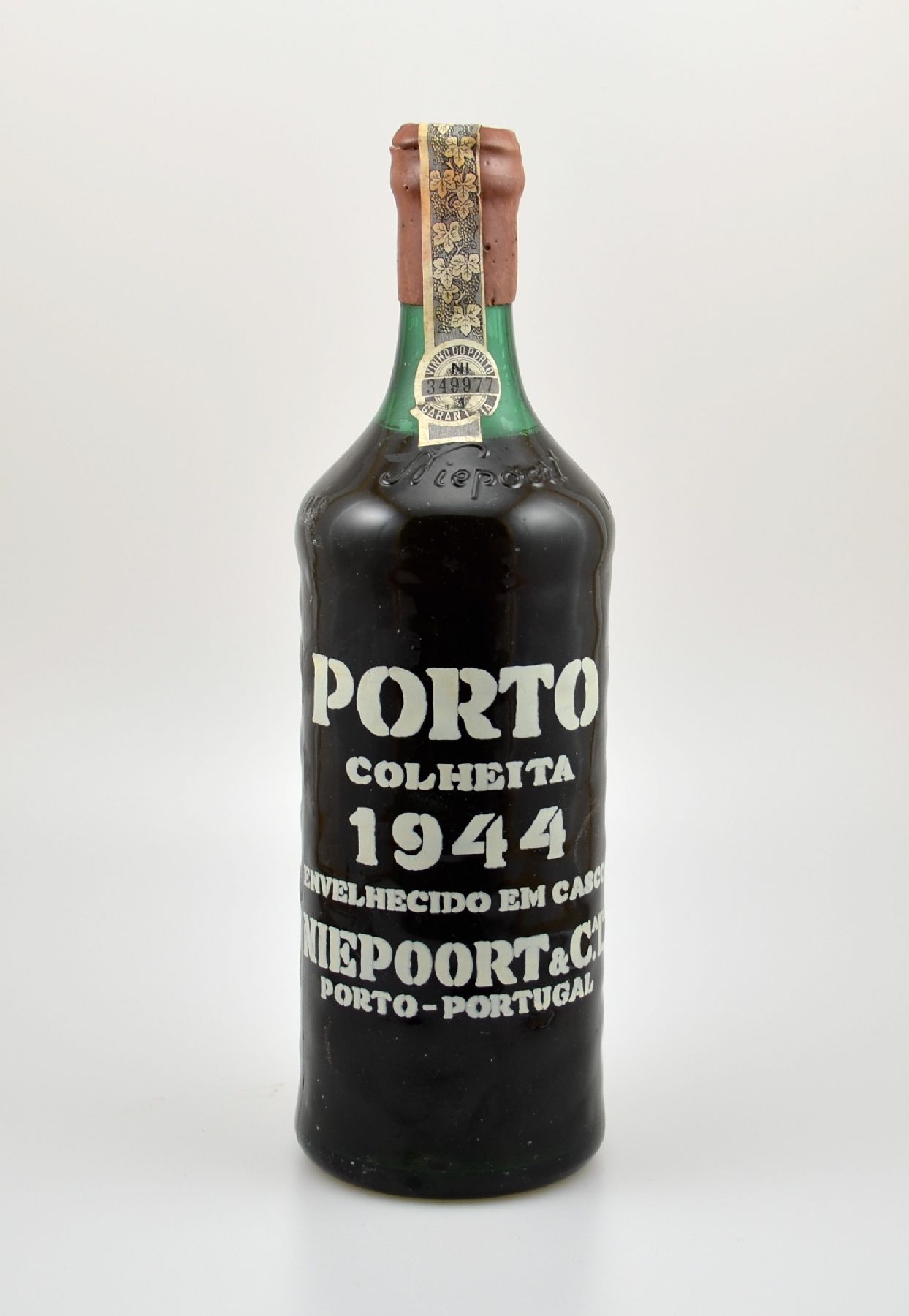 1 Flasche 1944 Niepoort Vintage Colheita Port , Füllstand: ca. top shoulder, Banderole und Kapselwachs l. besch., unverkostet, Provenienz: Aus einer ...