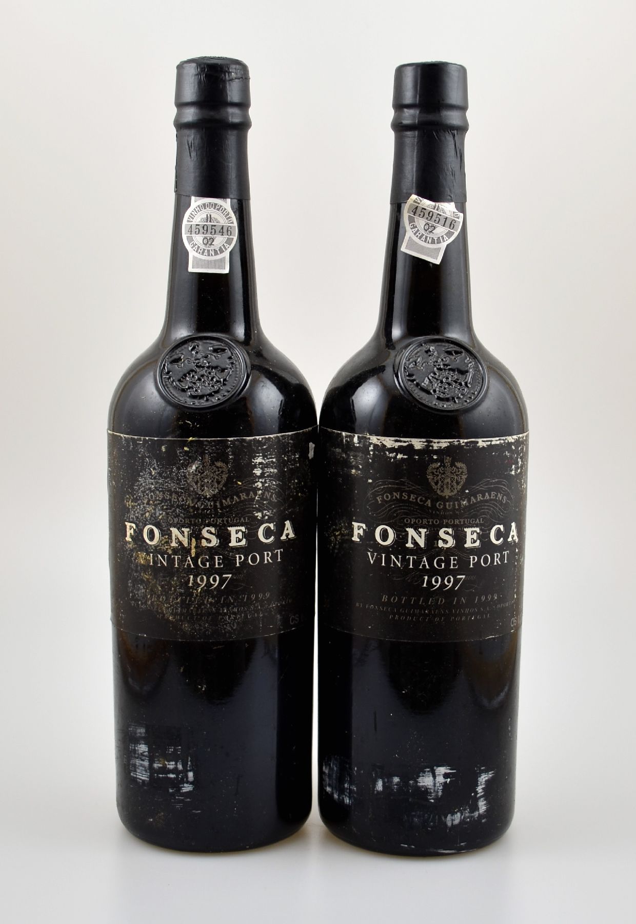 2 Flaschen 1997 Fonseca Vintage Port, je ca. 75 cl, 20,5 % Vol., Füllstände: je into neck, Etiketten l. besch., unverkostet