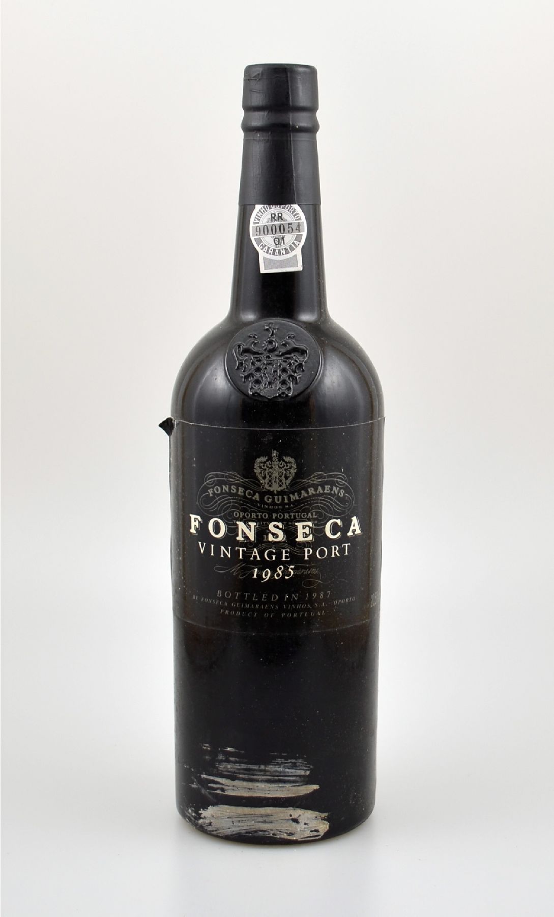 8 Flaschen 1985 Fonseca Vintage Port, je ca. 75 cl, 20,5 % Vol., Füllstände: je ca. into neck, Etiketten z.T. l. beschmutzt bzw. besch., bottled in ...