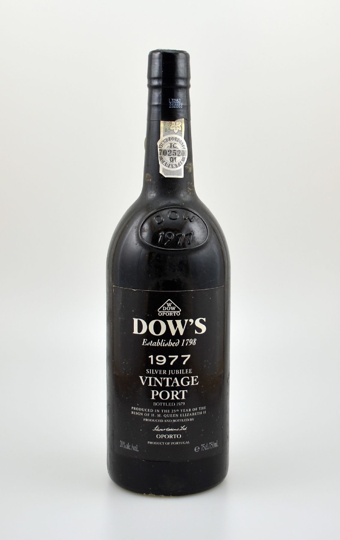 9 Flaschen 1977 Dow's Vintage Port, je ca. 75 cl, 20 % Vol., Füllstände: ca. top shoulder bis into neck, Etiketten l. beschmutzt, bottled in ...