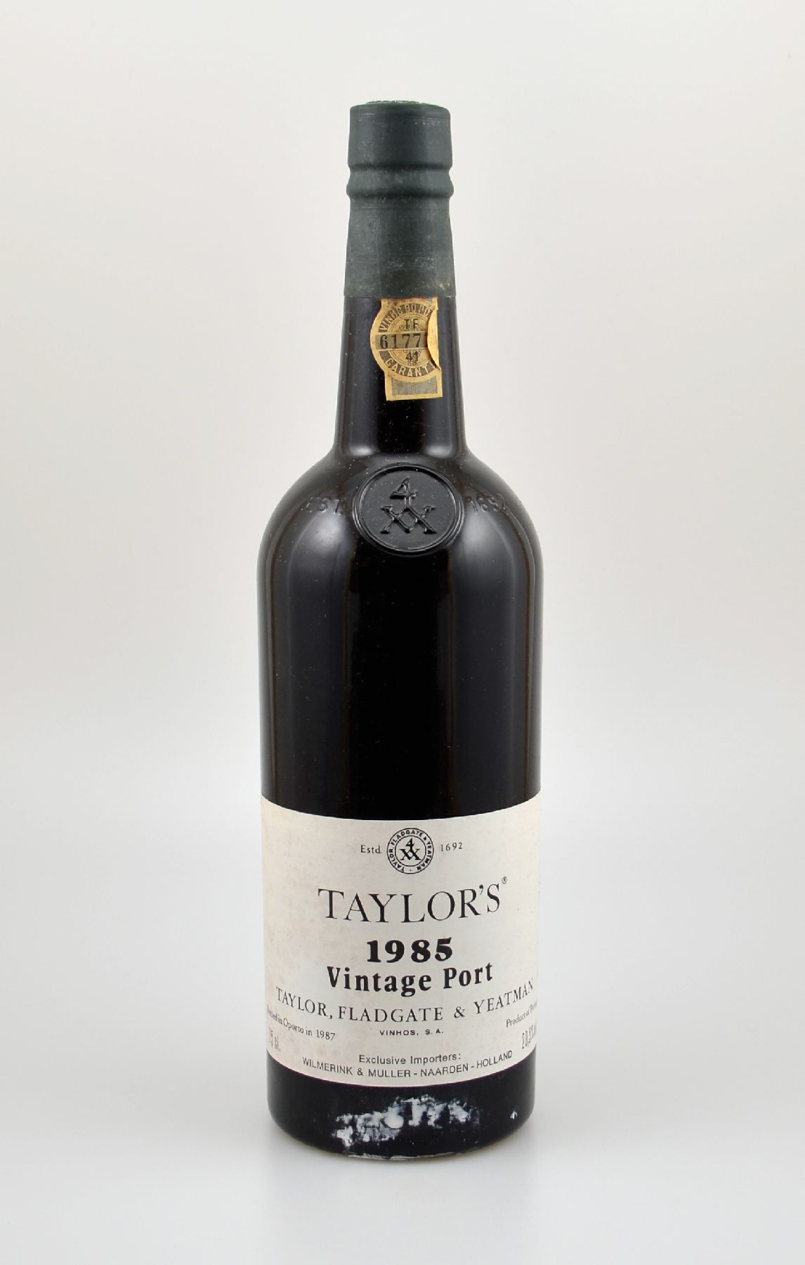 12 Flaschen 1985 Taylor's Vintage Port, je ca. 75 cl, 20,5 % Vol., Füllstände: je ca. into neck, bottled in 1987, unverkostet, in OHK, ...