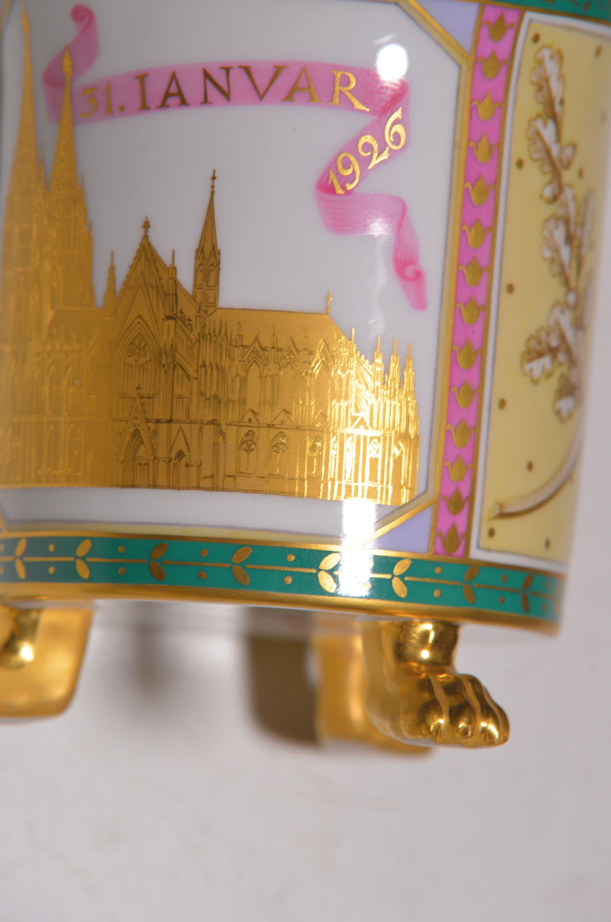 Detail a: Andenkentasse mit Untertasse, datiert 3. Januar 1926, KPM Berlin, Porzellan, in Kartusche feine Goldmalerei des Doms zu Köln, auf drei Tatzenfüßen ...