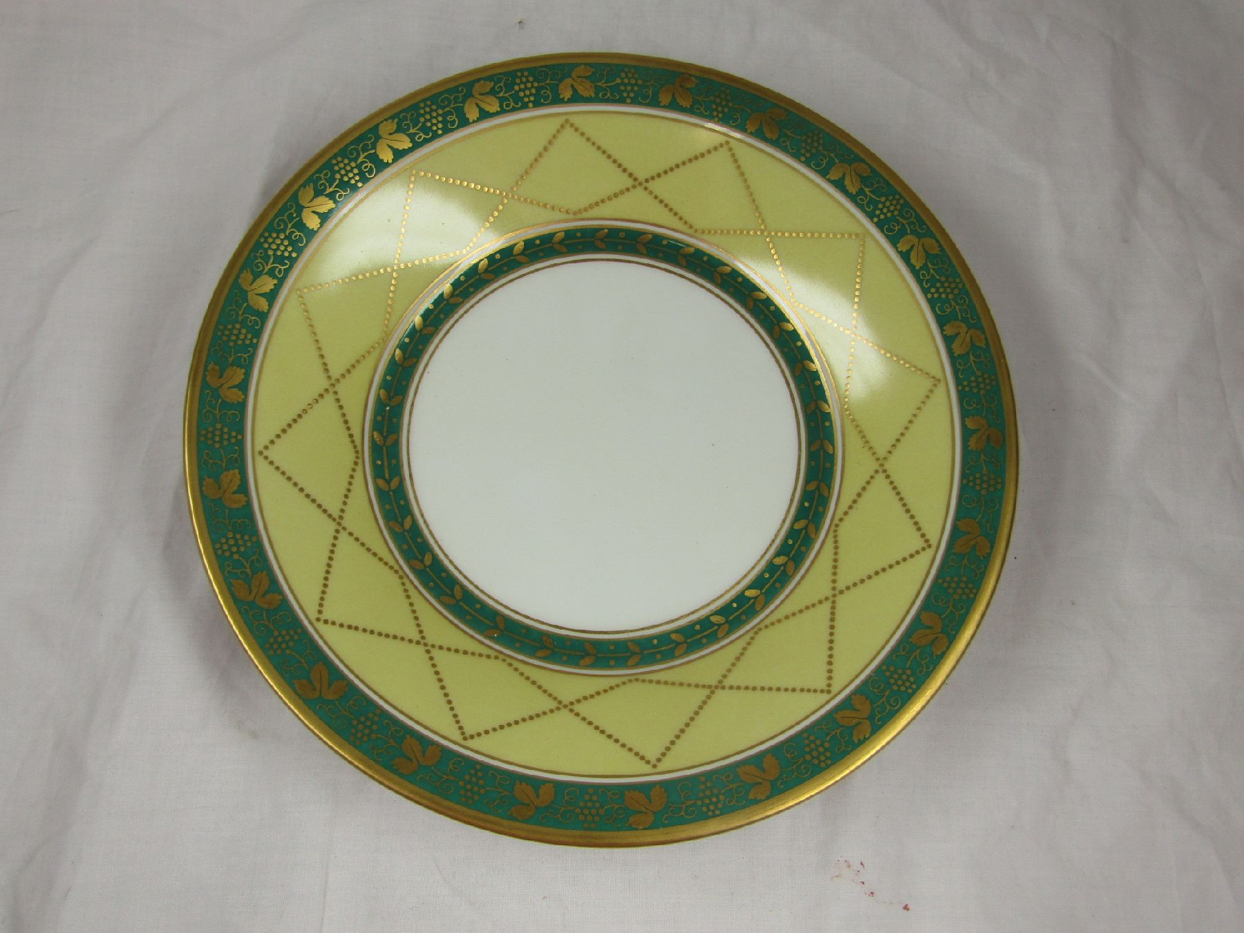 Detail b: Andenkentasse mit Untertasse, datiert 3. Januar 1926, KPM Berlin, Porzellan, in Kartusche feine Goldmalerei des Doms zu Köln, auf drei Tatzenfüßen ...