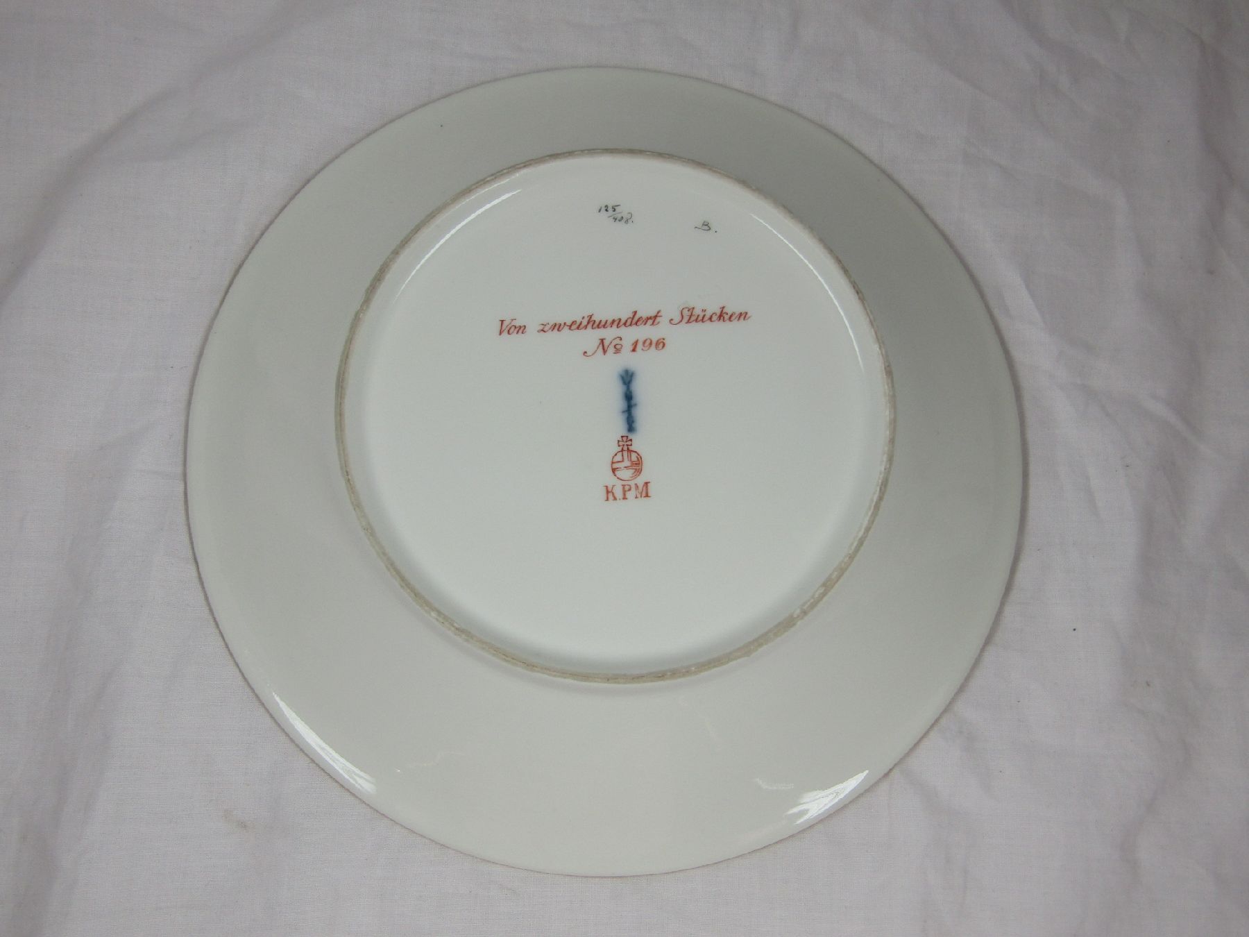 Detail c: Andenkentasse mit Untertasse, datiert 3. Januar 1926, KPM Berlin, Porzellan, in Kartusche feine Goldmalerei des Doms zu Köln, auf drei Tatzenfüßen ...