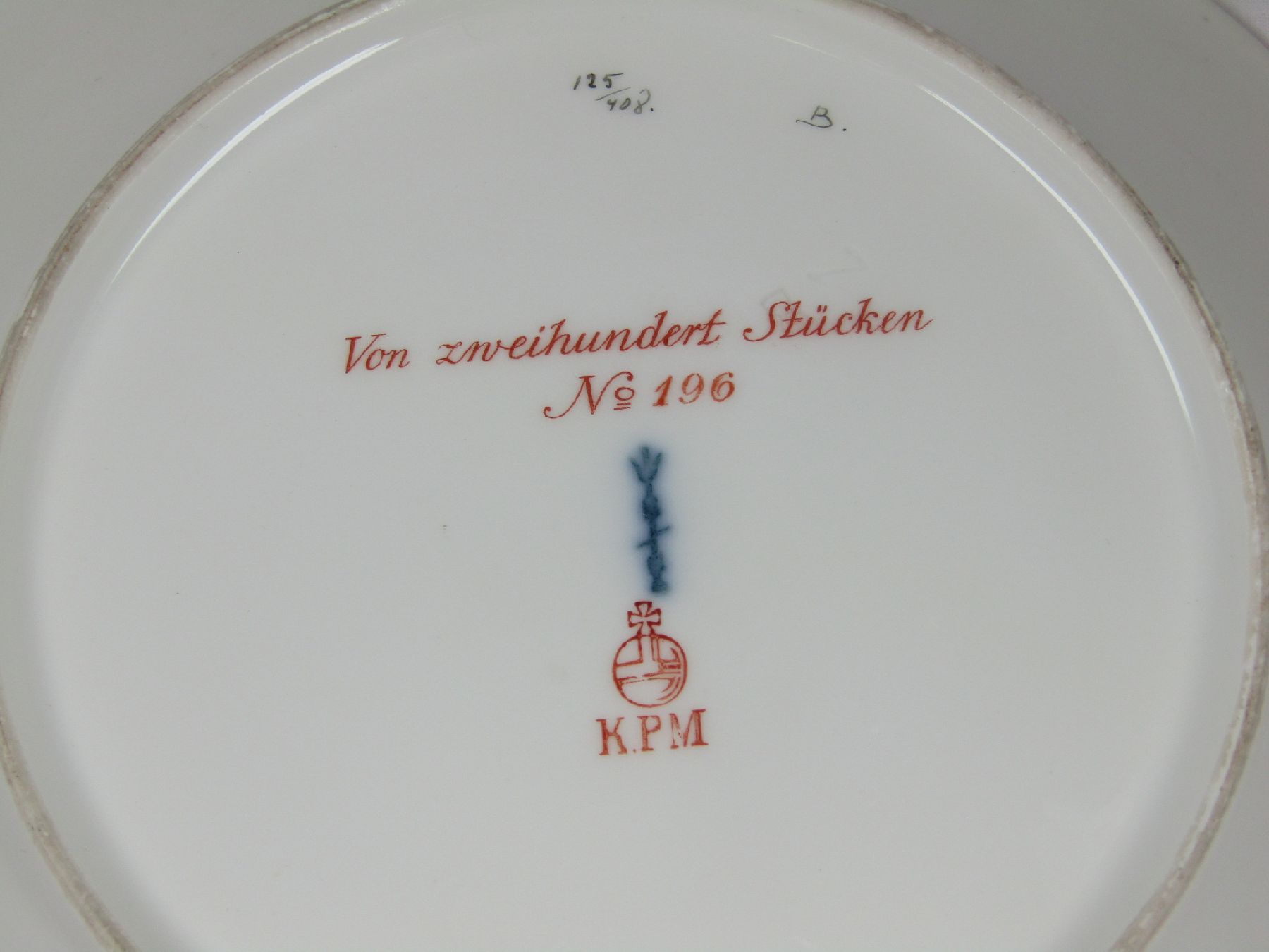 Detail d: Andenkentasse mit Untertasse, datiert 3. Januar 1926, KPM Berlin, Porzellan, in Kartusche feine Goldmalerei des Doms zu Köln, auf drei Tatzenfüßen ...