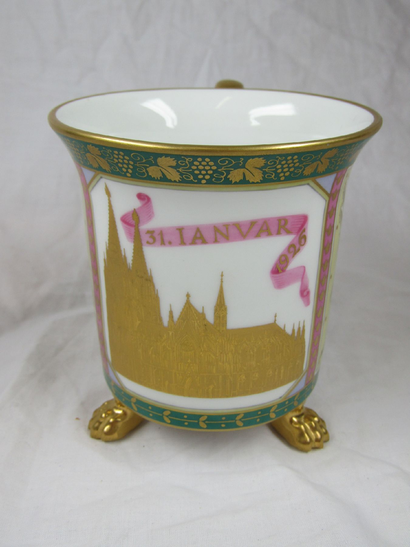 Detail e: Andenkentasse mit Untertasse, datiert 3. Januar 1926, KPM Berlin, Porzellan, in Kartusche feine Goldmalerei des Doms zu Köln, auf drei Tatzenfüßen ...