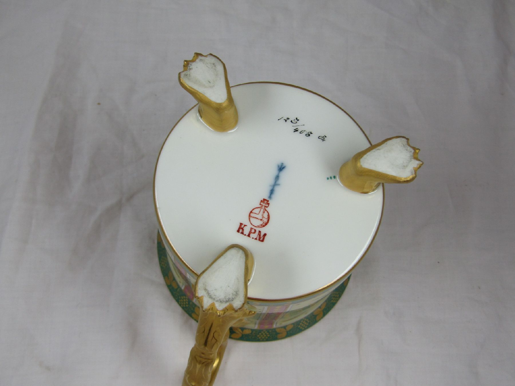 Detail g: Andenkentasse mit Untertasse, datiert 3. Januar 1926, KPM Berlin, Porzellan, in Kartusche feine Goldmalerei des Doms zu Köln, auf drei Tatzenfüßen ...
