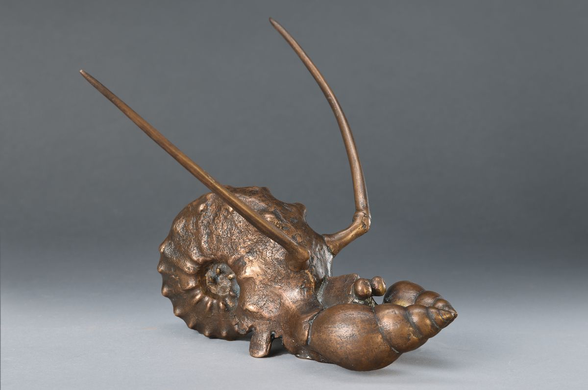 Prof. Gernot Rumpf, 1941 Kaiserslautern, Bronzeskulptur, Krebs im Ammonit, signiert und num. AD 19?, Kunstguss Strehle, Gießer-Punze, ca. 19 x 21 x ...