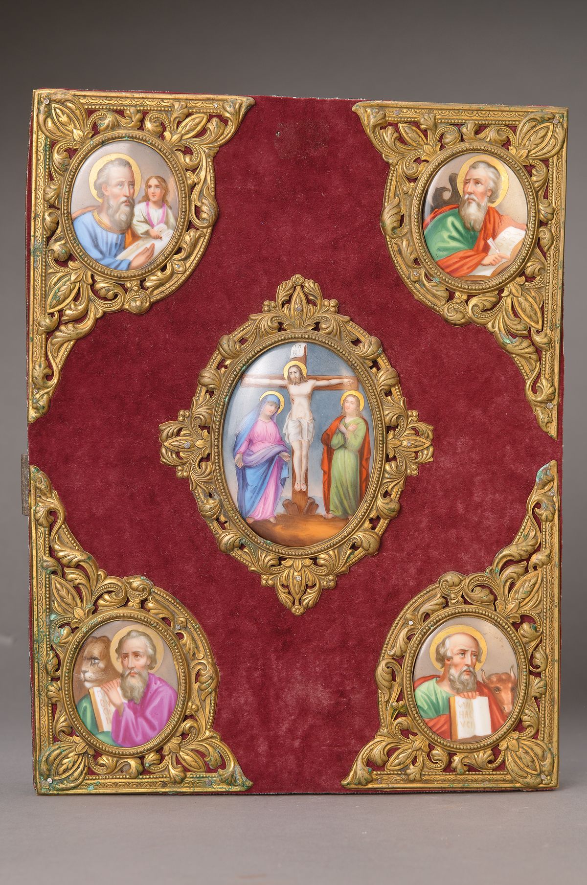Heiligenbild, wohl Österreich/Ungarn um 1900, fünf bemalte Porzellanapplikationen, mittig Kreuzigung mit Johannes und Maria in hingebungsvoller ...