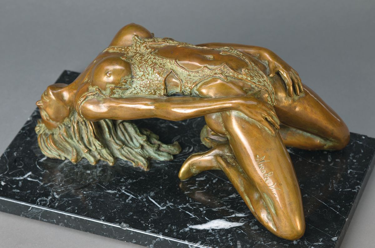 Nicola Voci, zeitgen. ital. Künstler, Bronzeskulptur, Justine, am Bein signiert und num. 104/300, auf Marmorsockel, ca. 19 x 42 x 26 cm, am Sockel ...