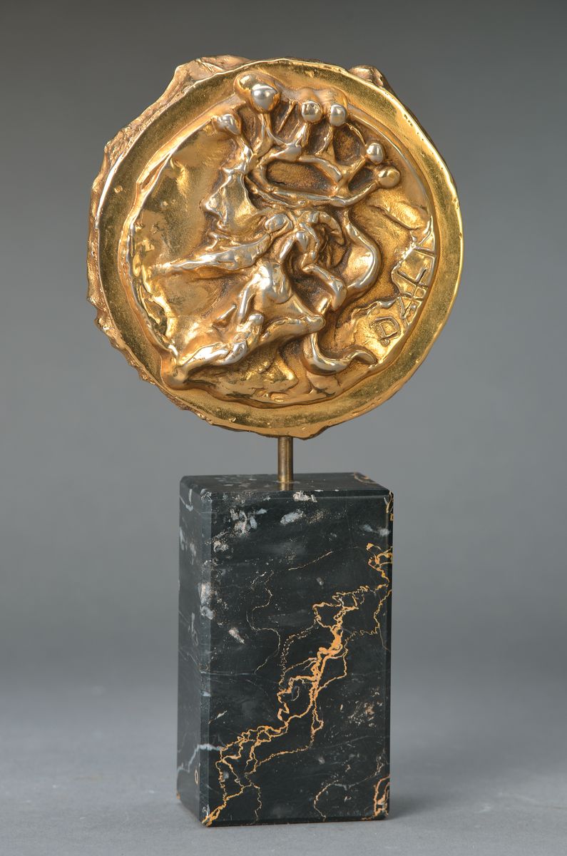 Salvador Dali, 1904-1989, Bronzeskulptur, King David, Auflage 1500, Entwurf 1979, auf Marmorsockel, H. ca. 24 cm, D. ca. 12 cm Vergoldung berieben