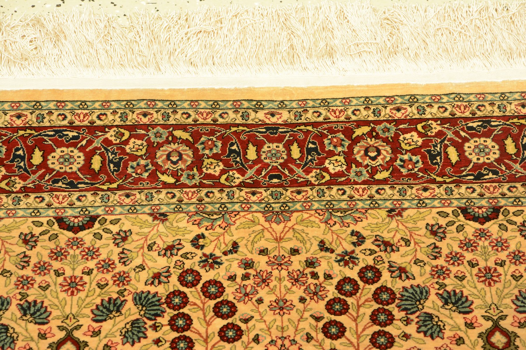 Detail b: Seiden Hereke alt (Signiert), Türkei, um 1970/1980, reine Naturseide. Feiner nummerierterHereke mit Mille-Fleur Design, ca. 140 x 96 cm, EHZ: 2.