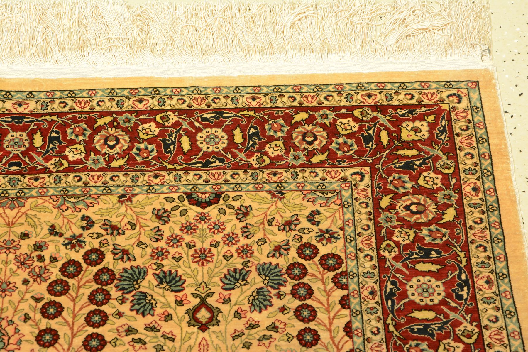Detail c: Seiden Hereke alt (Signiert), Türkei, um 1970/1980, reine Naturseide. Feiner nummerierterHereke mit Mille-Fleur Design, ca. 140 x 96 cm, EHZ: 2.