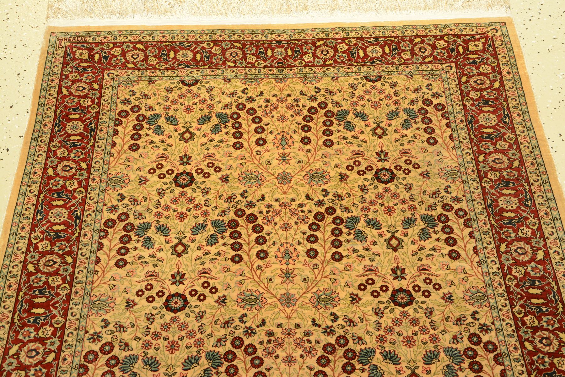 Detail d: Seiden Hereke alt (Signiert), Türkei, um 1970/1980, reine Naturseide. Feiner nummerierterHereke mit Mille-Fleur Design, ca. 140 x 96 cm, EHZ: 2.