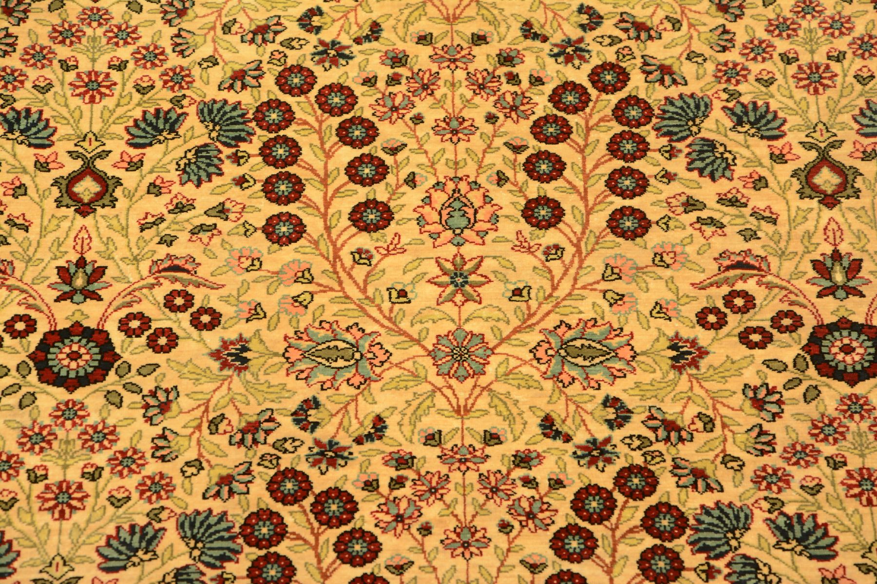 Detail e: Seiden Hereke alt (Signiert), Türkei, um 1970/1980, reine Naturseide. Feiner nummerierterHereke mit Mille-Fleur Design, ca. 140 x 96 cm, EHZ: 2.