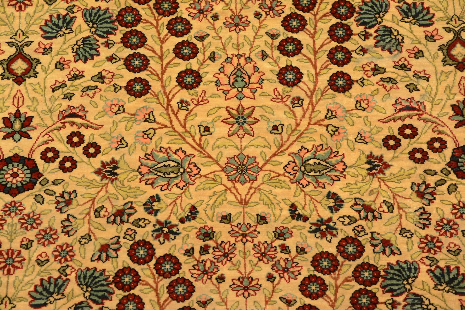 Detail f: Seiden Hereke alt (Signiert), Türkei, um 1970/1980, reine Naturseide. Feiner nummerierterHereke mit Mille-Fleur Design, ca. 140 x 96 cm, EHZ: 2.