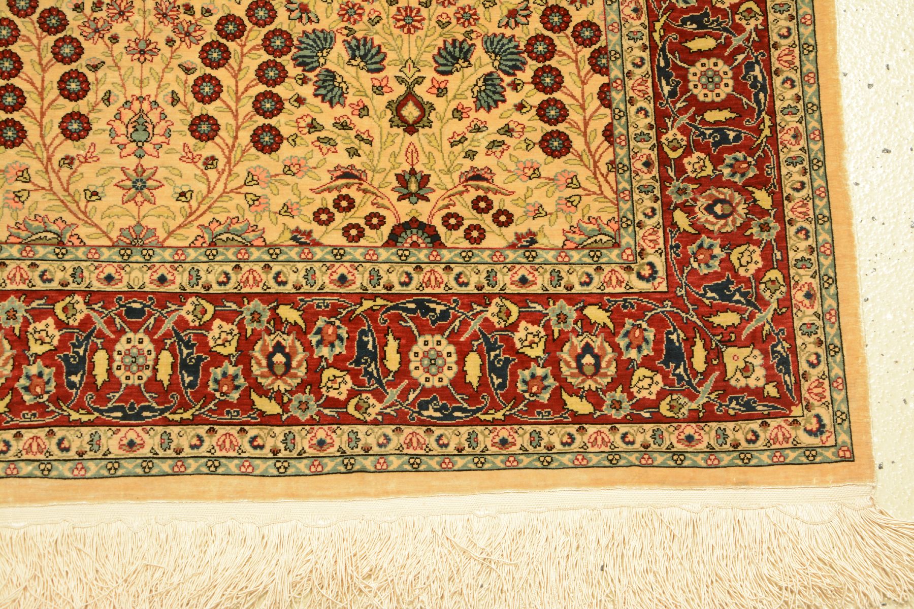 Detail j: Seiden Hereke alt (Signiert), Türkei, um 1970/1980, reine Naturseide. Feiner nummerierterHereke mit Mille-Fleur Design, ca. 140 x 96 cm, EHZ: 2.