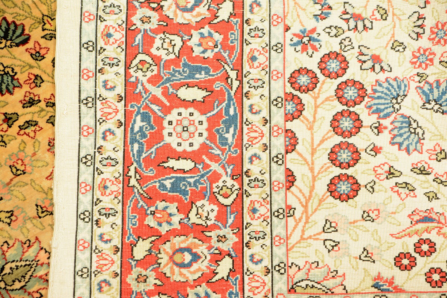 Detail k: Seiden Hereke alt (Signiert), Türkei, um 1970/1980, reine Naturseide. Feiner nummerierterHereke mit Mille-Fleur Design, ca. 140 x 96 cm, EHZ: 2.