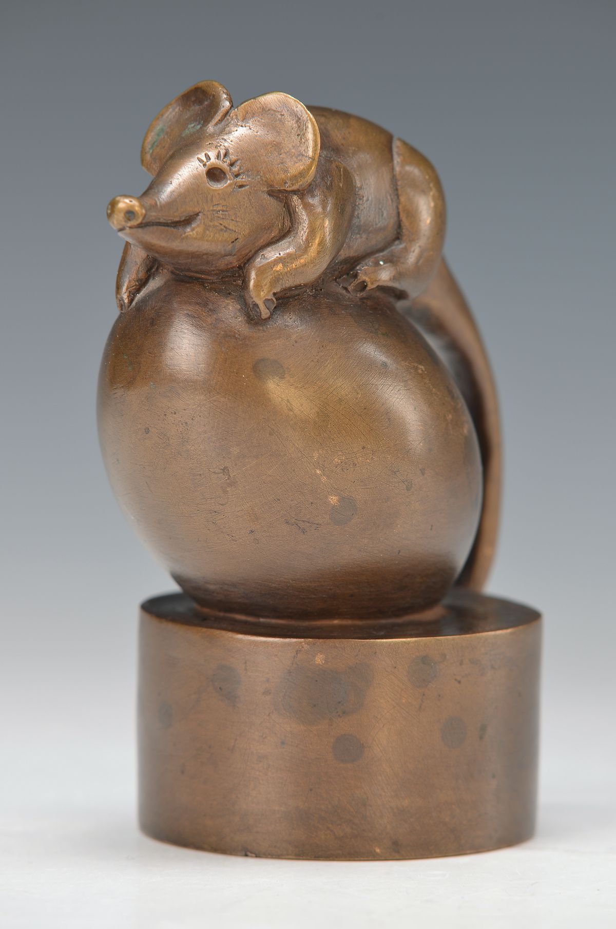 Gernot Rumpf, geb. 1941 Kaiserslautern, Bronzeskulptur, Maus, num.12/50, monogr., H. ca. 11.5 cm