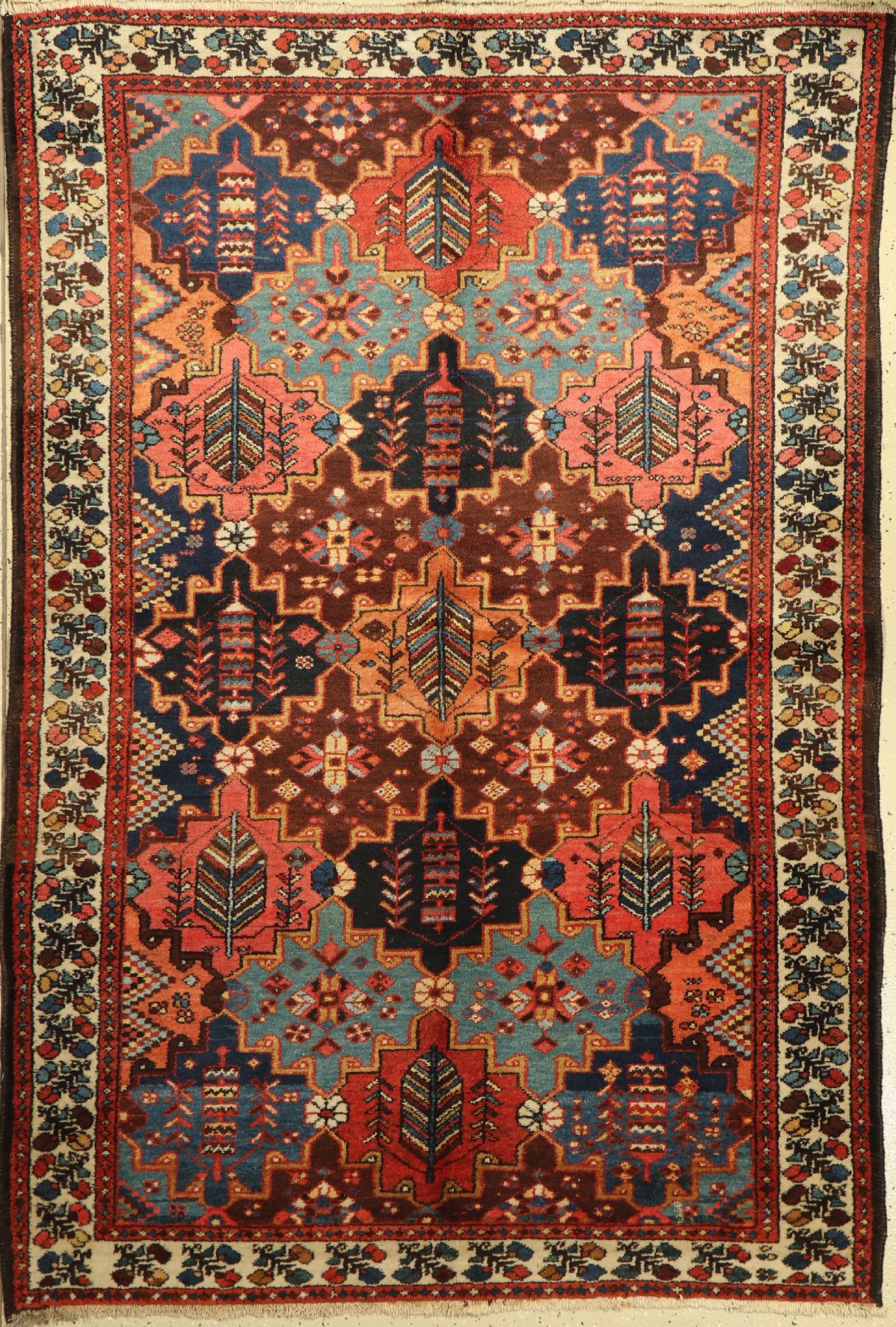Bachtiar alt, Persien, um 1940, Wolle auf Baumwolle, ca. 177 x 136 cm, EHZ: 2