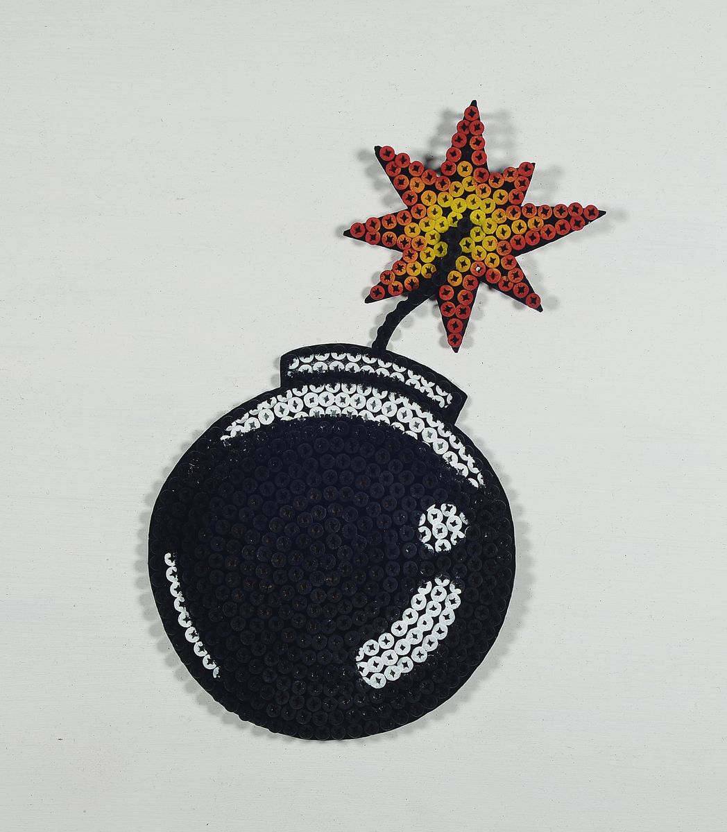 Alessandro Padovan, geb.1983, Titel: Bomb, Acryl auf Schrauben, sign., ca. 50x50x7 cm