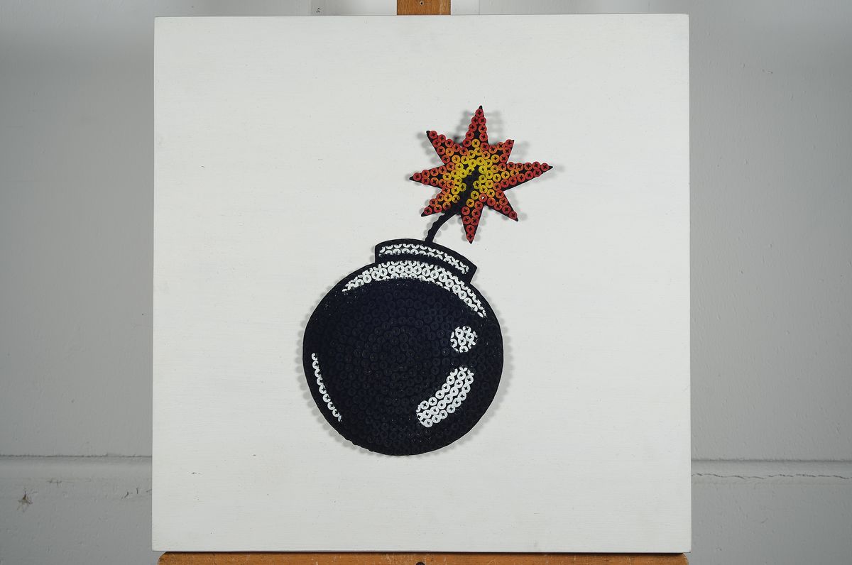Detail k: Alessandro Padovan, geb.1983, Titel: Bomb, Acryl auf Schrauben, sign., ca. 50x50x7 cm