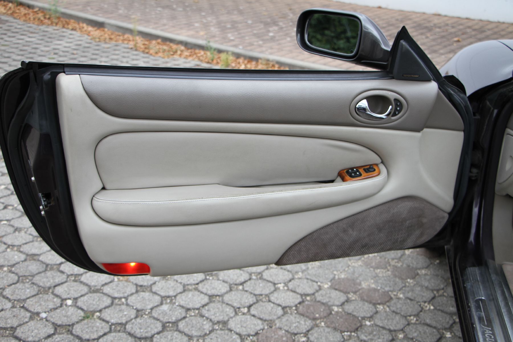 Detail f: Jaguar XK8 Cabriolet, Fahrgestellnummer: SAJJGXFE4WE024099, EZ 07/1998, 1. Hand in Deutschland, Laufleistung ca. 102.163 miles, HU 08/2020, 209 kW/ ...