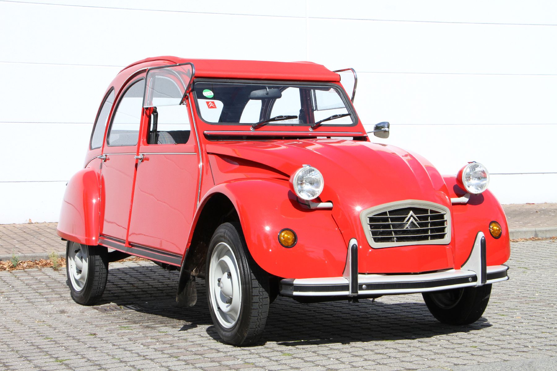 Detail b: Citroen 2 CV6 Club, Fahrgestellnummer: VF7AZKA00KA375542, EZ 10/1990, 1. Hand, Laufleistung 145 km original, HU 10/2019 bei 83 km, 20 kW/ 27 PS, ...