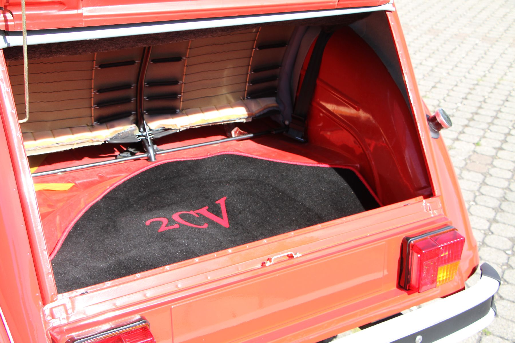 Detail i: Citroen 2 CV6 Club, Fahrgestellnummer: VF7AZKA00KA375542, EZ 10/1990, 1. Hand, Laufleistung 145 km original, HU 10/2019 bei 83 km, 20 kW/ 27 PS, ...