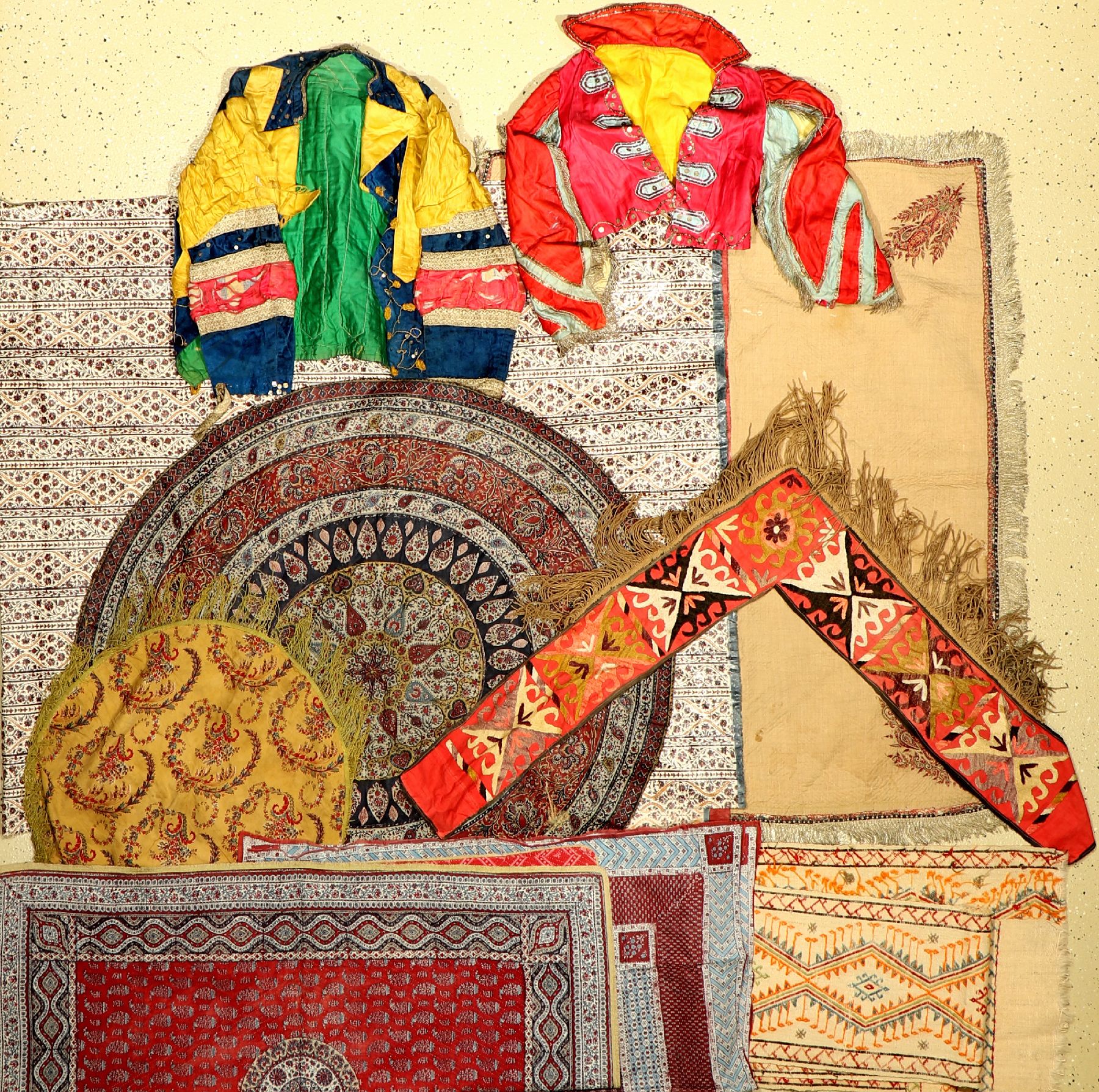(10 Lots) Textilen und Jacken, Persien, um 1900-1930.