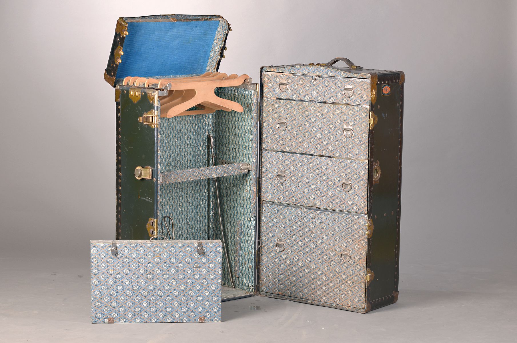 Überseekoffer/Schrankkoffer, Everwear Trunk & Co Newark, NJ, USA, 20er Jahre, num.31453, Leder auf Holz, mit Metallbeschlägen verstärkt, innen mit ...