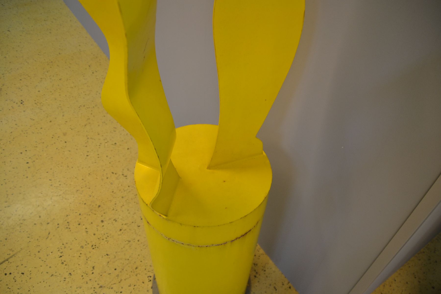 Detail d: Allen Jones geb. 1937 in Southampton, England,Er beschäftigt sich vorwiegend mit Malerei undSkulpturen, hier: große Gelbe Skulptur, ausStahl, ...