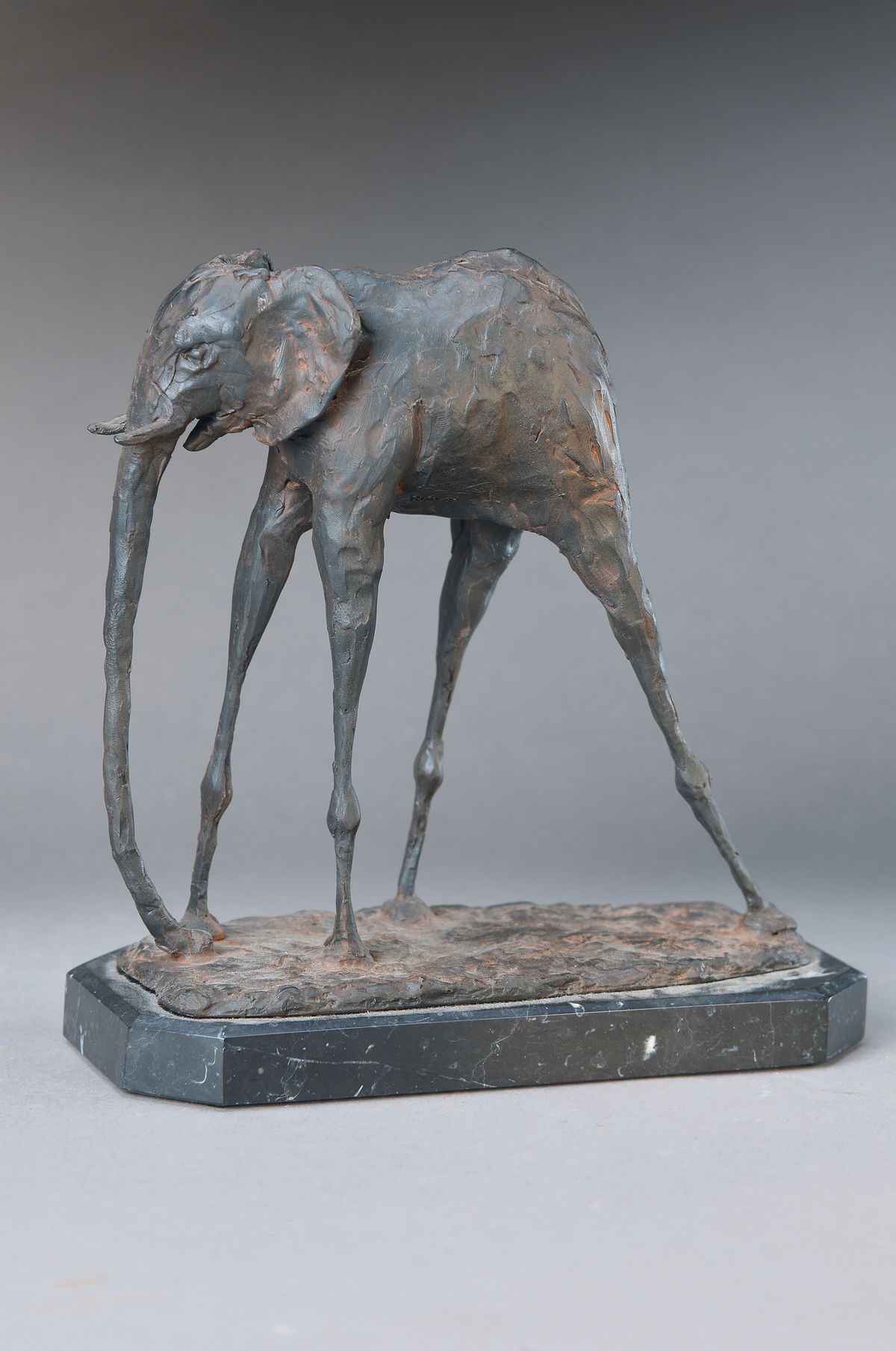 Martin Fiala, zeitgenössischer spanischer Künstler, Elefante surrealista, Metallguß, limit. 12/100, Marmorsockel, Gesamth. ca. 22cm