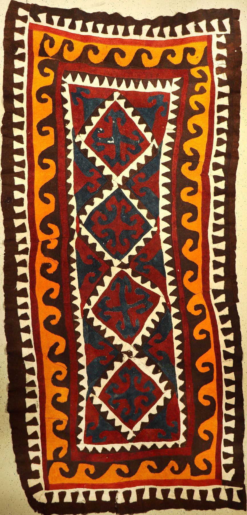 Großer Filzteppich alt, Usbekistan, um 1930, Wolle auf Wolle, ca. 430 x 200 cm, (Altersspuren, Löcher)