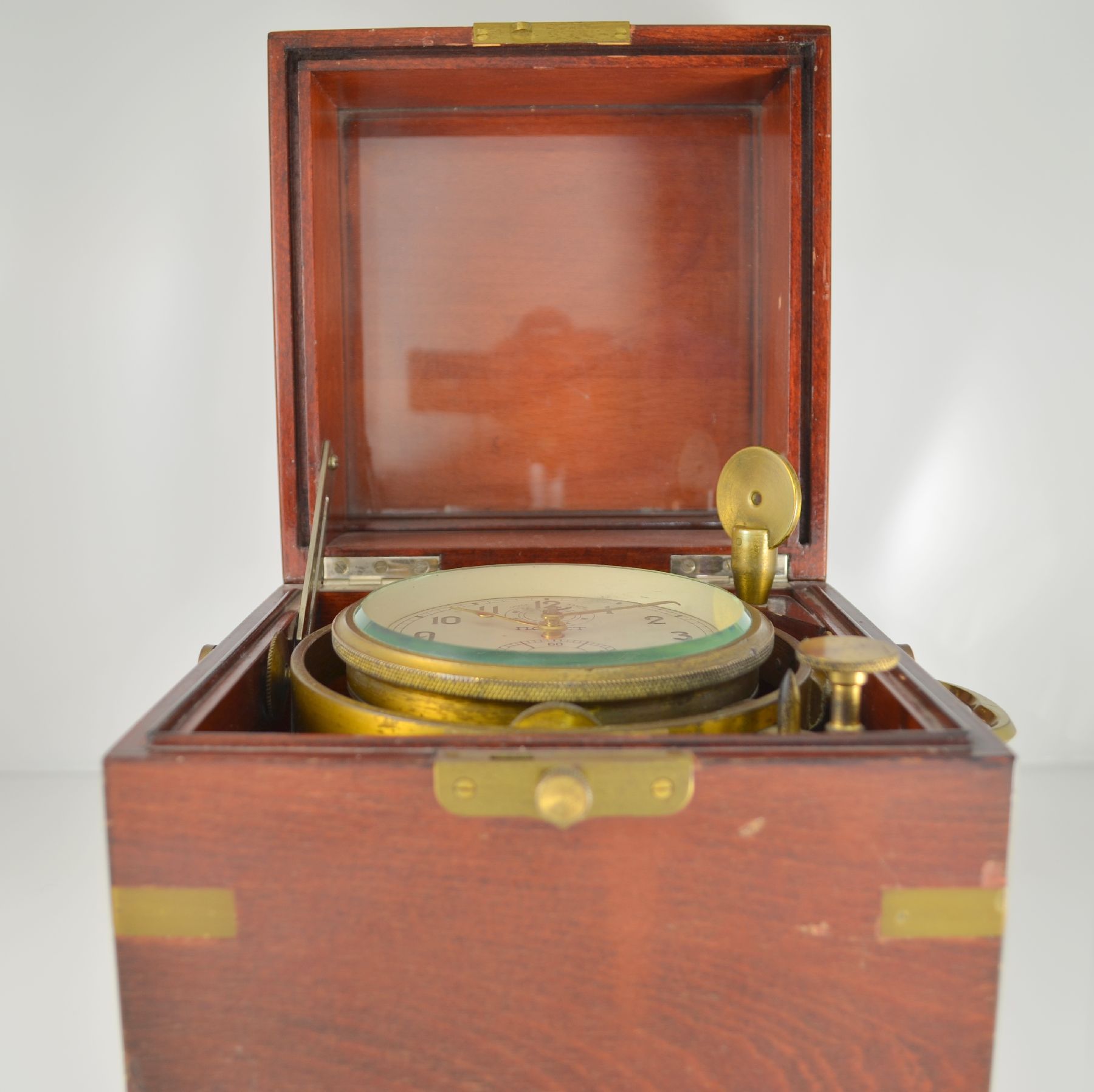 Detail c: POLJOT Marinechronometer Nr. 09692, UDSSR um 1980, kardanisch aufgehängtes Messinggeh., 3-tlg. Holzkiste m. Messingecken, silb. Zifferbl., arab. ...