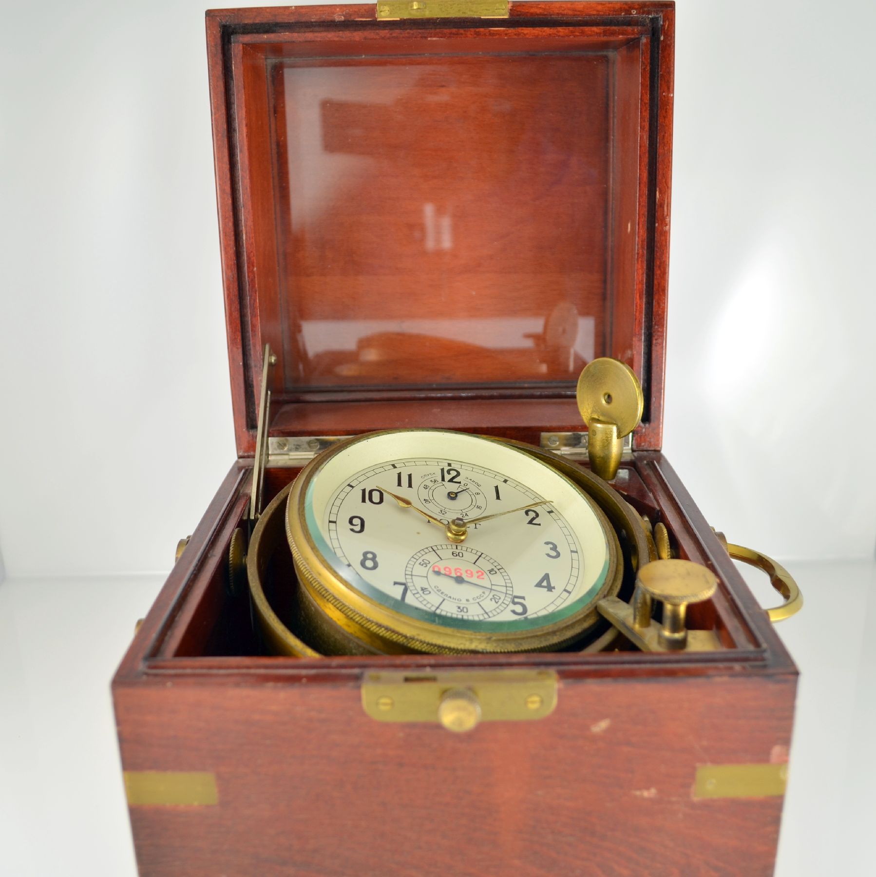 Detail d: POLJOT Marinechronometer Nr. 09692, UDSSR um 1980, kardanisch aufgehängtes Messinggeh., 3-tlg. Holzkiste m. Messingecken, silb. Zifferbl., arab. ...