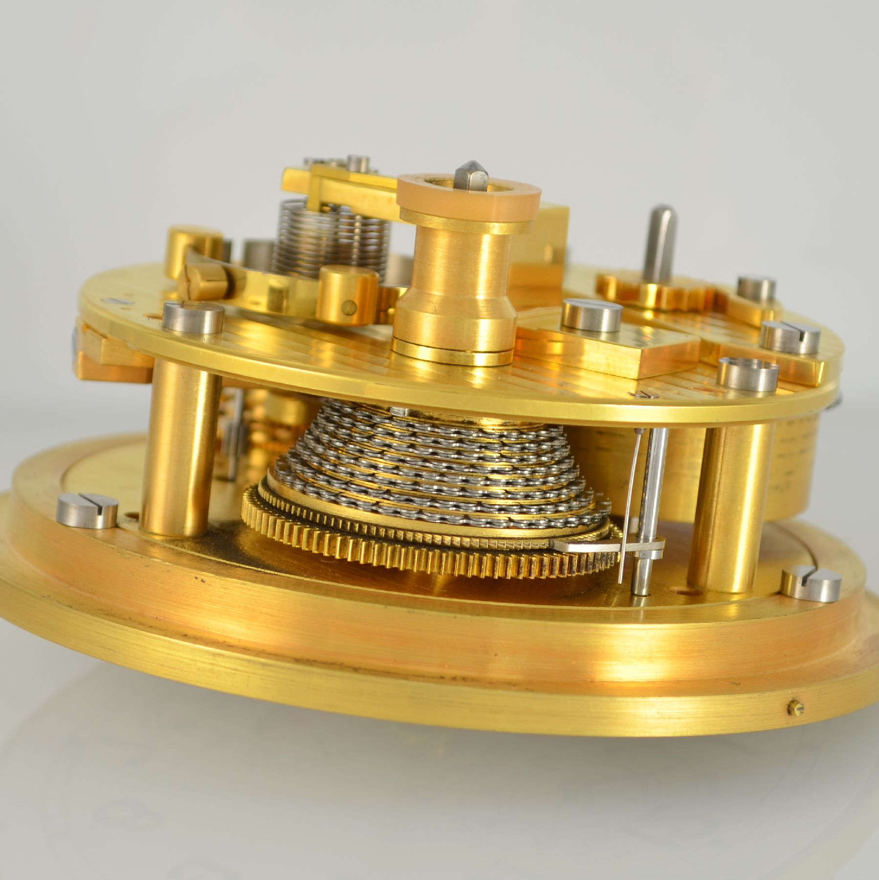 Detail i: POLJOT Marinechronometer Nr. 09692, UDSSR um 1980, kardanisch aufgehängtes Messinggeh., 3-tlg. Holzkiste m. Messingecken, silb. Zifferbl., arab. ...
