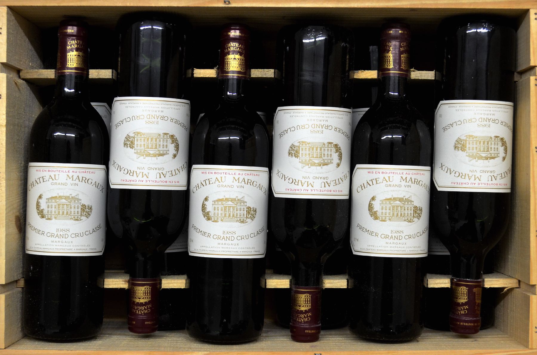 Detail a: 12 Flaschen 1988 Chateau Margaux, Margaux, Premier Grand Cru Classe, je 75 cl, 12,5 % Vol., Füllstände: je into neck, hervorragende ...