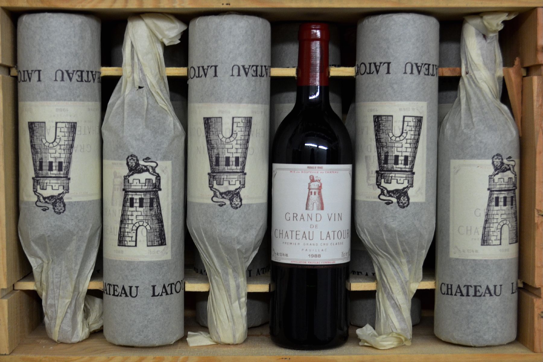 Detail a: 12 Flaschen 1988 Chateau Latour, Pauillac, Premier Grand Cru Classe, je 75 cl, 12,5 % Vol., Füllstände: je into neck, im orig. Papier eingewickelt, ...