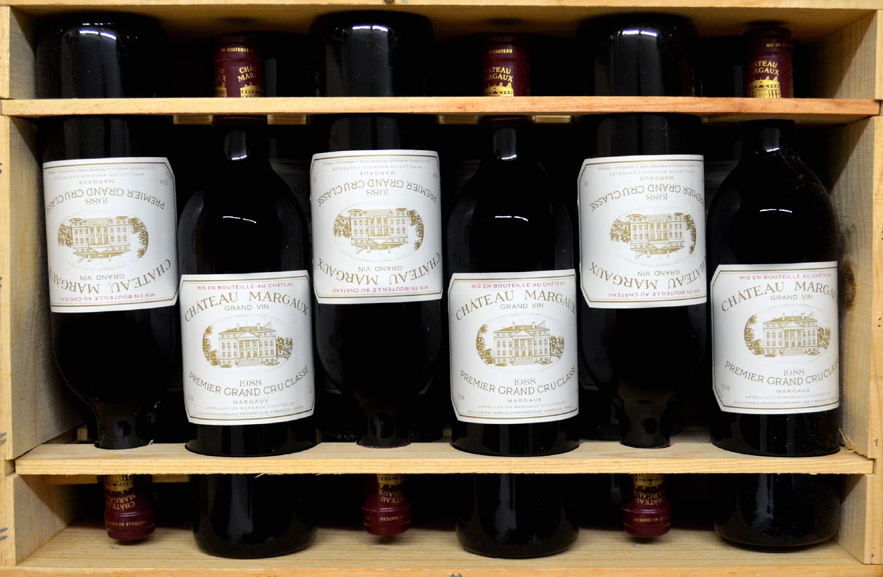 Detail a: 12 Flaschen 1988 Chateau Margaux, Margaux, Premier Grand Cru Classe, je 75 cl, 12,5 % Vol., Füllstände: je into neck, hervorragende ...