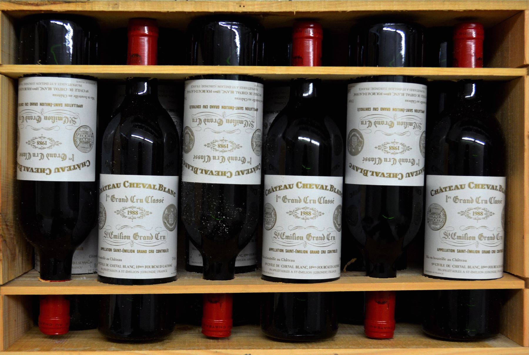 Detail a: 12 Flaschen 1988 Chateau Cheval Blanc, Saint-Emilion, 1er Grand Cru Classe, je 75 cl, 12,5 % Vol., Füllstände: je into neck, hervorragende ...