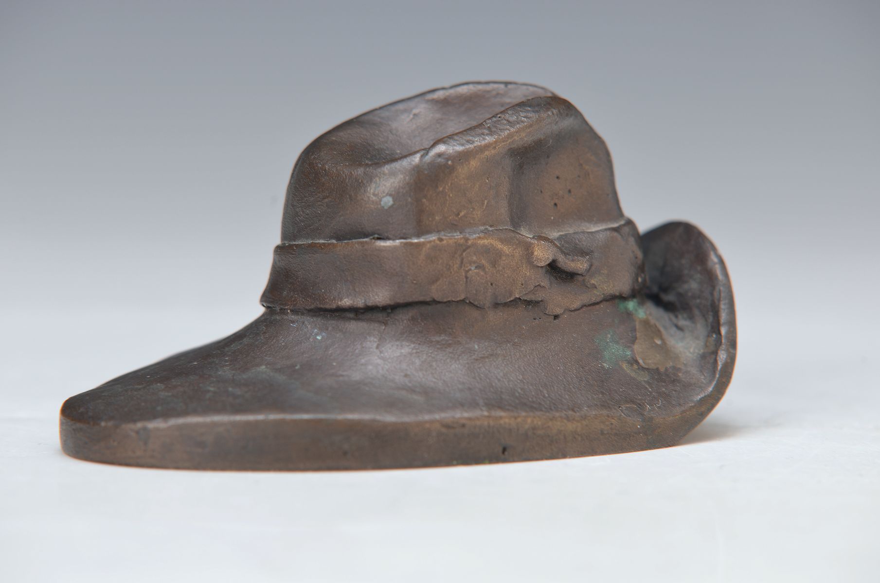 Paul Wunderlich ,1927 Eberswalde-2010 Saint- Pierre-de Vassols, "Hut" le chapeau de james joyce, sign., num. 1806/5000, ca. 8x5,5 cm