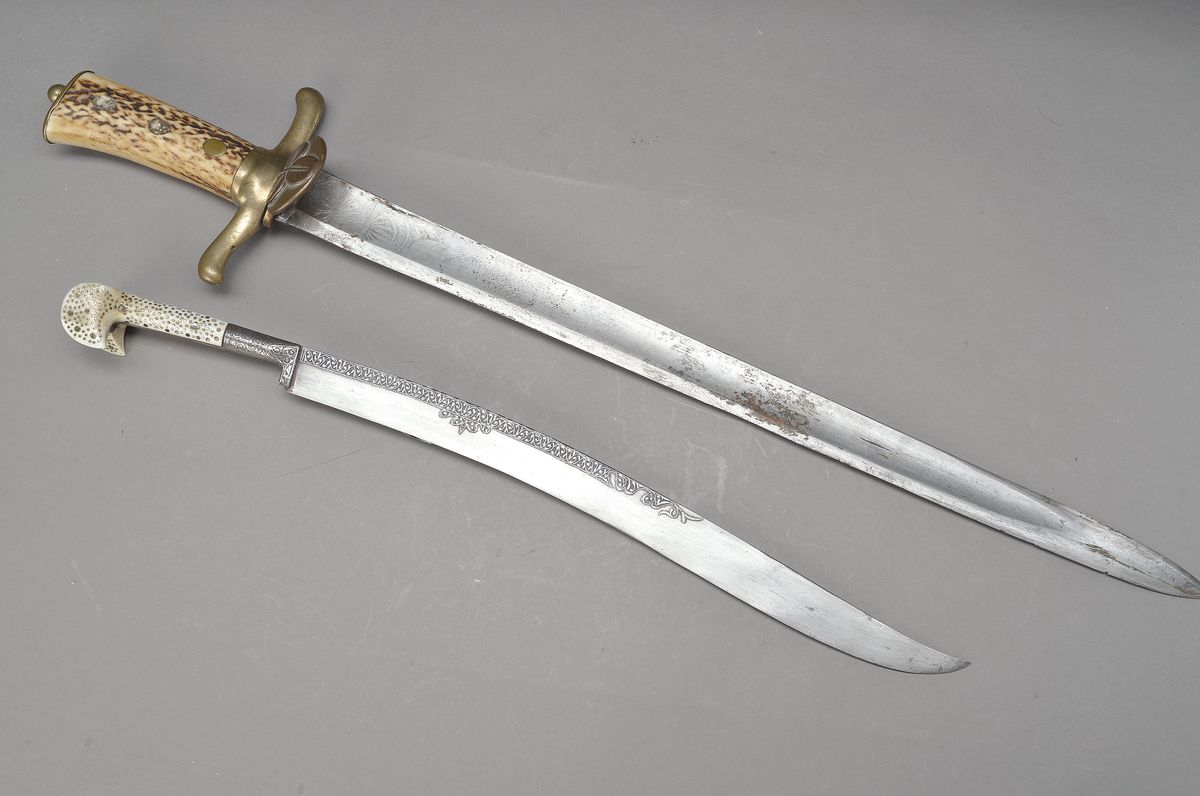 Hirschfänger, deutsch, um 1870-80, fein gravierte Klinge, Griff aus Geweih, aufgelegtes Kleeblatt, 2 Zierknöpfe fehlen, Beimesser fehlt, L. ca. 60cm