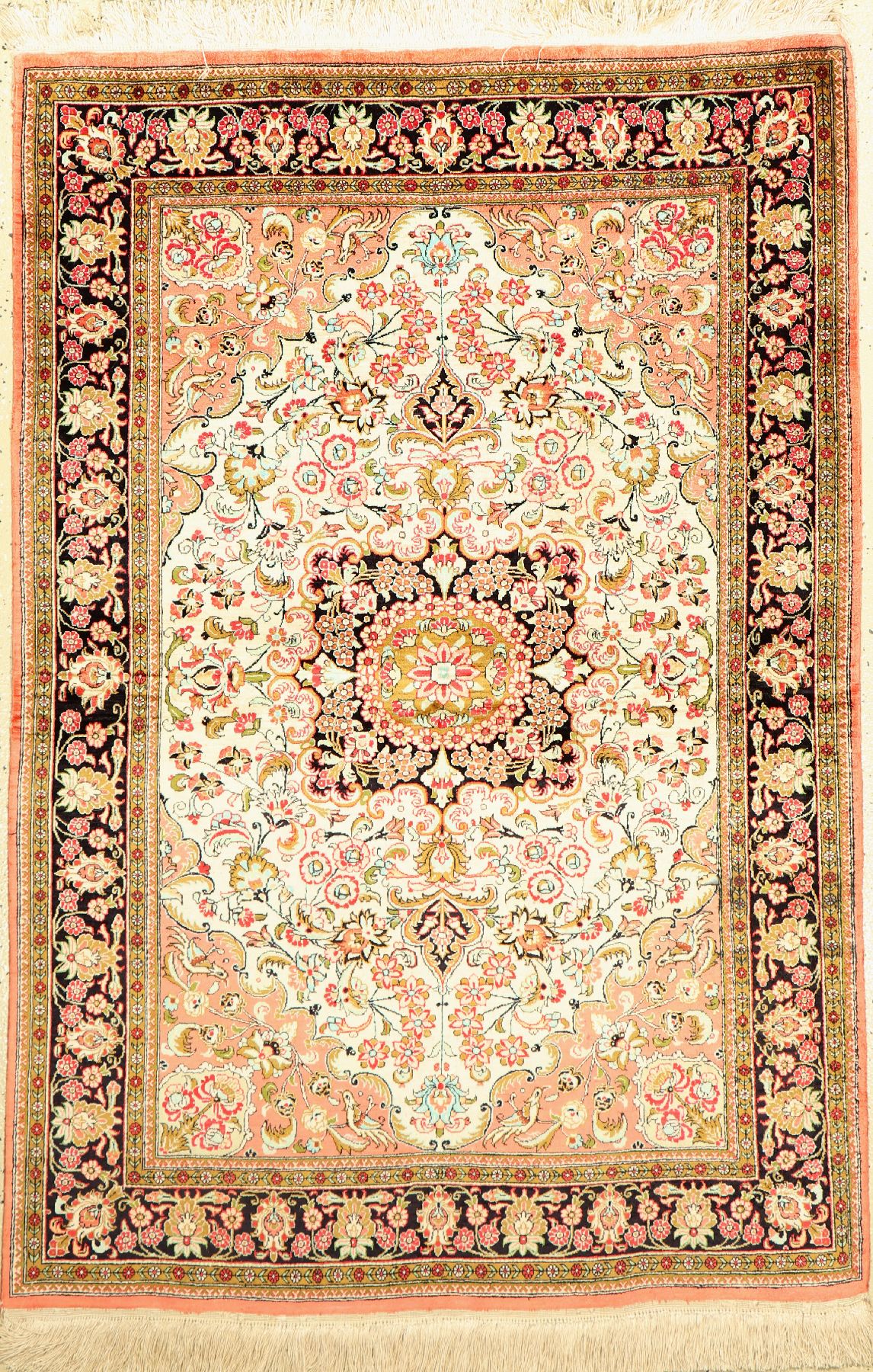 Ghom Seide, Persien, ca. 40 Jahre, Naturseide, ca. 155 x 105 cm, EHZ: 2(verfärbt in der Bordüre)