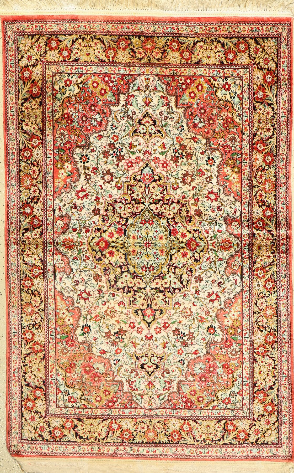 Ghom Seide, Persien, ca. 50 Jahre, Naturseide, ca. 165 x 106 cm, EHZ: 2(Flecken)