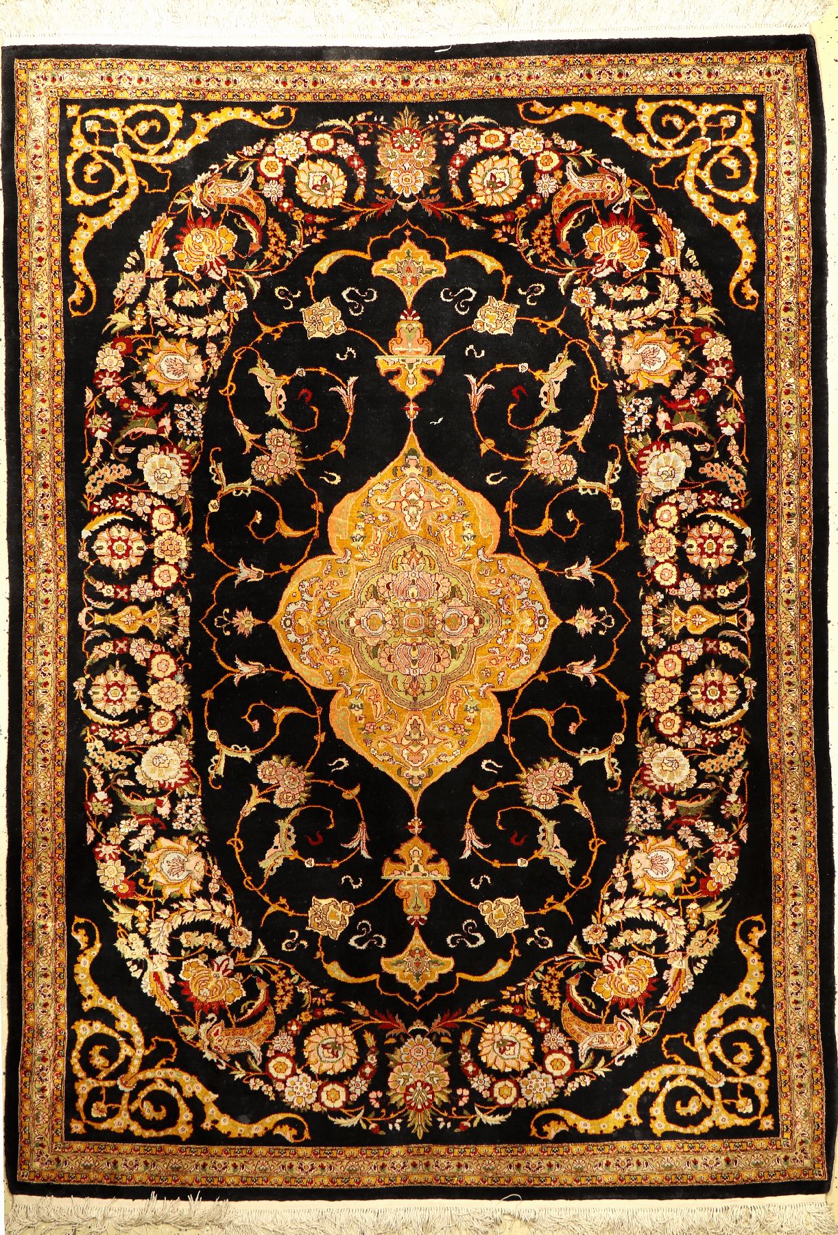 Ägyptischer Seidenteppich alt, Ägypten, ca. 50 Jahre alt, reine Naturseide. Dekorativer Seidenteppich mit eleganten Medaillon Muster, ca. 230 x ...