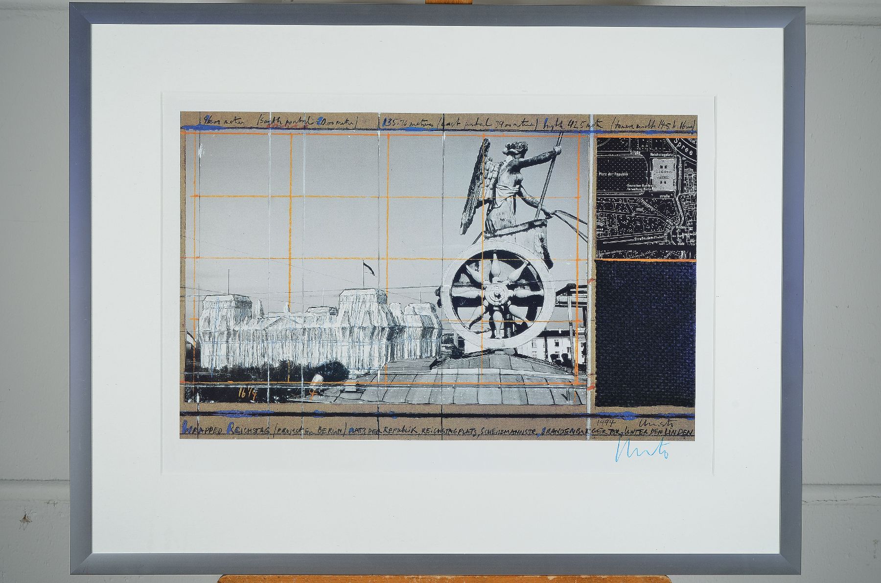 Christo, geb. 1935, Wrapped Reichstag, Farboffset mit Gewebeanteil, signiert, ca. 35 x 55.5 cm, 62 x 79 cm, unter Glas, Rahmen