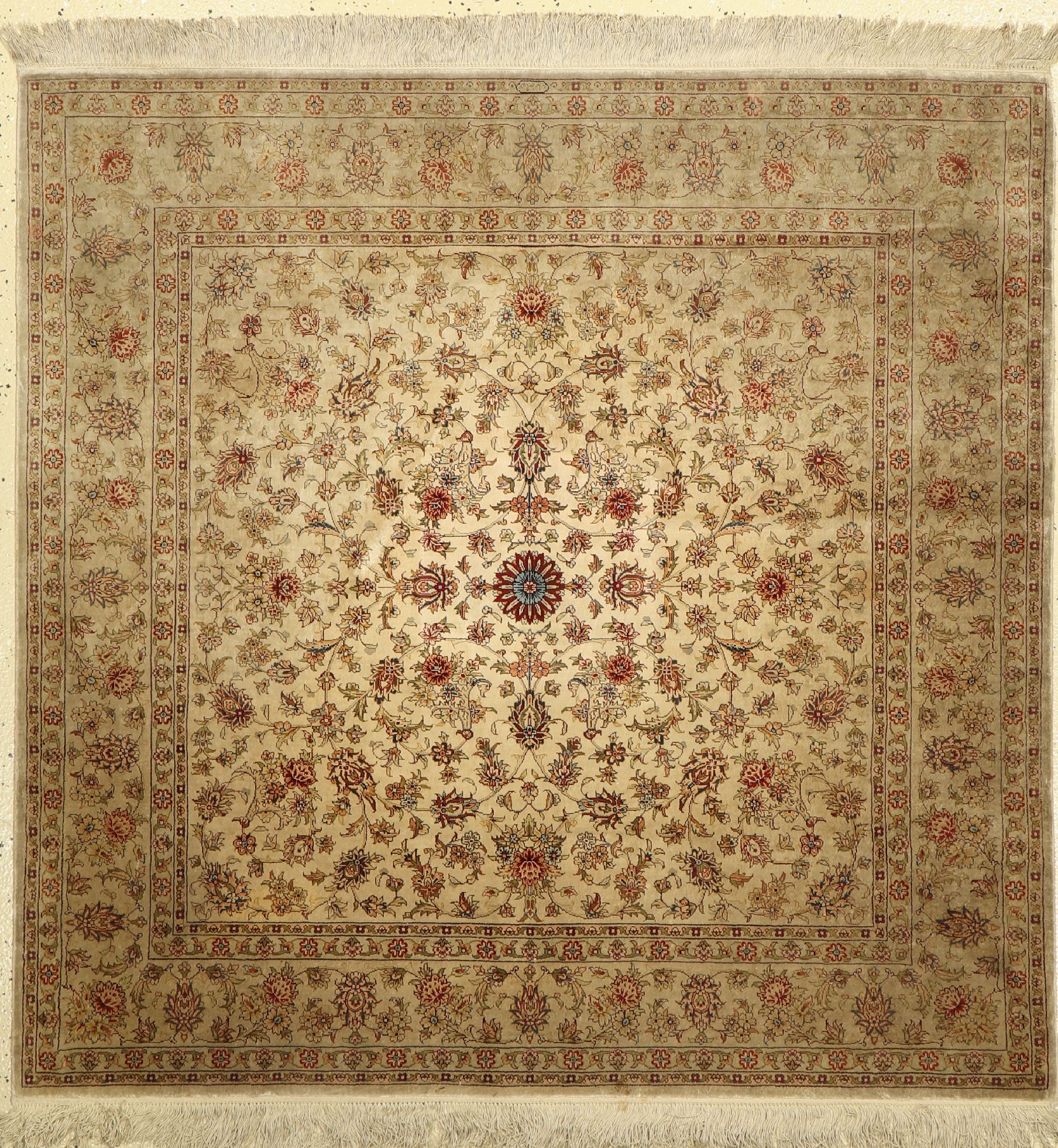 Seiden Hereke fein, China, ca. 30 Jahre, reine Naturseide, ca. 124 x 124 cm, EHZ: 2-3 (reinigungsbed.)